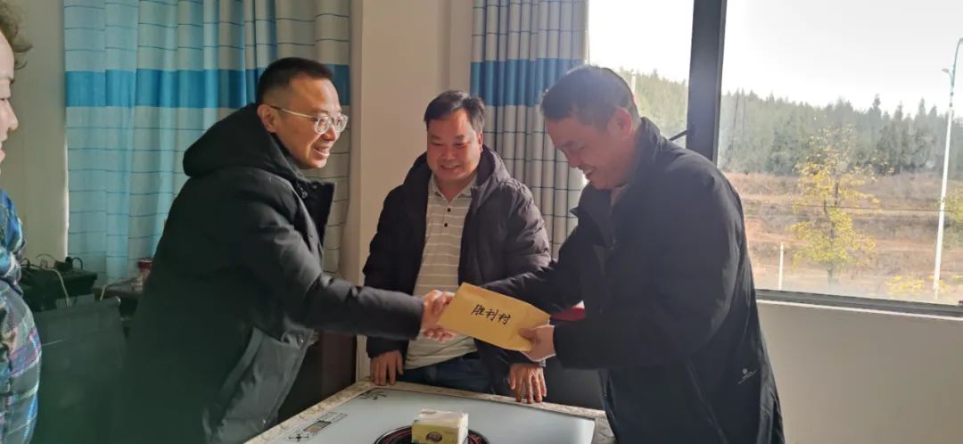 能礦錳業(yè)開展春節(jié)慰問貧困村活動